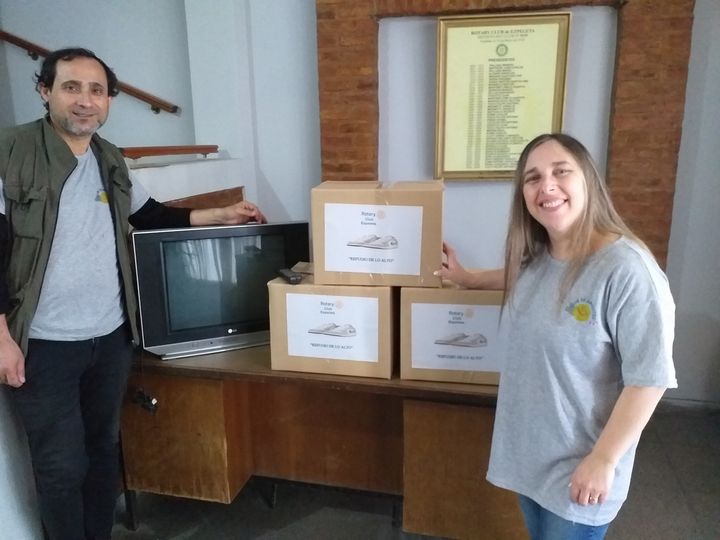 Donación de calzado y televisor para hogar de niños